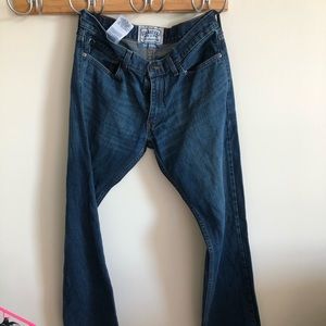Men’s Levi’s signature size 32x32.